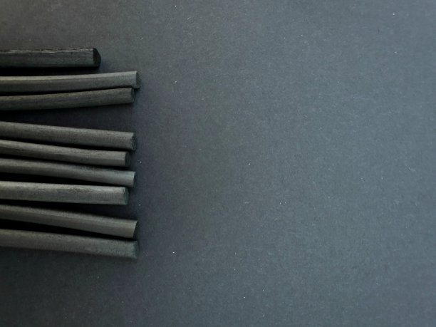 黑色背景与空间写。在侧面一套木炭装饰模板。作为演示模板或powerpoint的背景很有用。图片下载