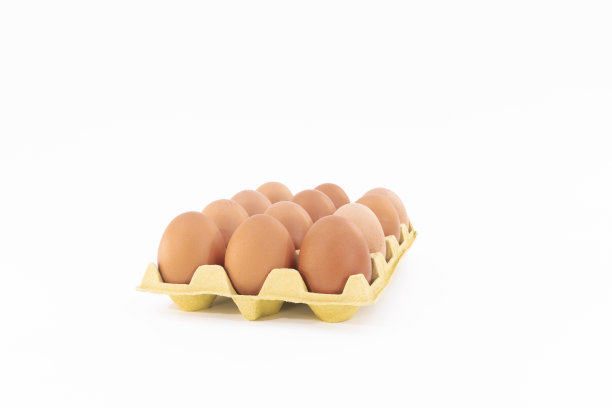 新鲜的鸡蛋放在一个黄色的纸盒里图片下载