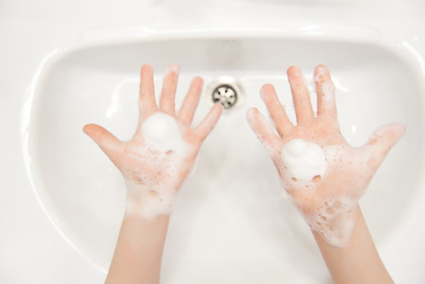 孩子们的手沾满了肥皂泡沫。图片下载