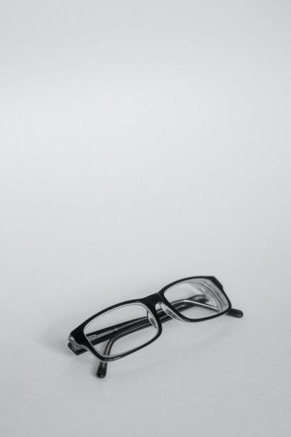 折叠时尚老花镜为女性或男女皆宜的白色背景图片下载