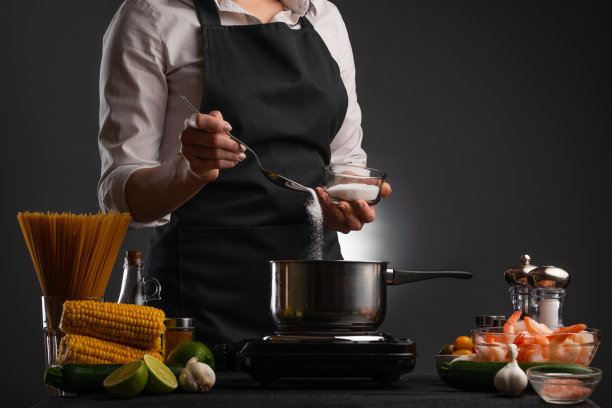 厨师盐水，意大利面食与蔬菜和海鲜的烹饪过程。动态冻结，食谱，烹饪，餐馆生意，灰色背景上的水平照片图片下载