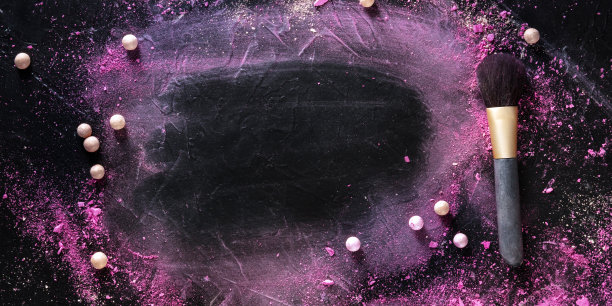 一个化妆品全景。黑色背景上的刷子上压碎的化妆品，有拷贝空间，化妆学校的美容镜框图片下载