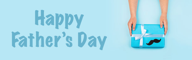 父亲节快乐的背景。小朋友手牵着手放在桌上的蓝色礼品盒。平铺风格，俯视图，头顶，模型，模板。网页设计的水平横幅图片下载