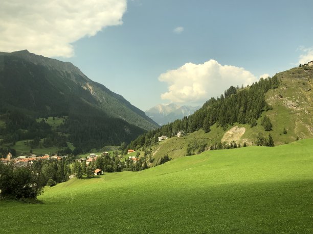 山腰上的村庄图片下载