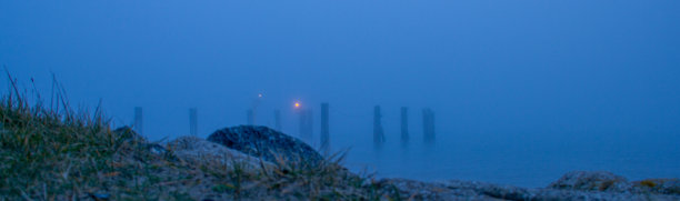 有雾的木堆在水中图片下载