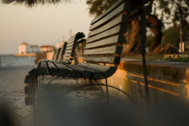 花园的长椅上图片下载