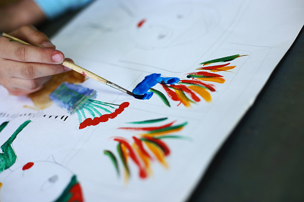 这是一门为孩子们开设的关于绘画、造型和应用的艺术课程，未来的艺术家将创造出杰作图片下载