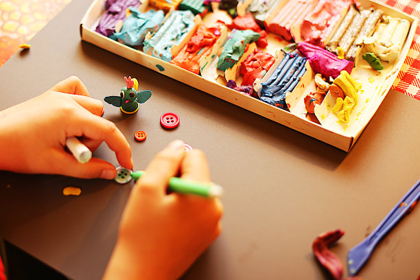 在贴花课上，孩子们从纸片上剪粘贴人物、图案或整张图片。图片下载