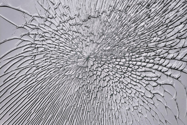 白色背景上的碎玻璃图片下载