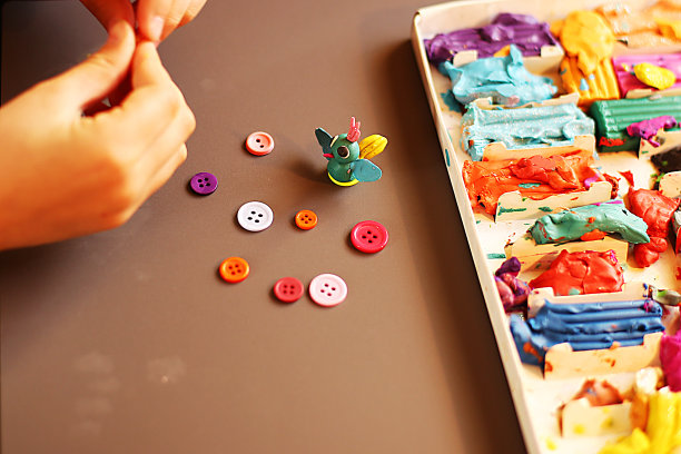 在贴花课上，孩子们从纸片上剪粘贴人物、图案或整张图片。图片下载