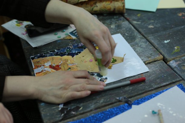 在贴花课上，孩子们从纸片上剪粘贴人物、图案或整张图片。图片下载