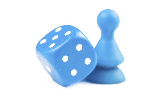 彩色的游戏人物与骰子孤立的白色背景。副本的空间。图片下载