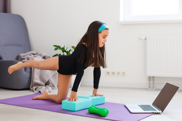 检疫在家里。小女孩在自我隔离期间做瑜伽图片下载