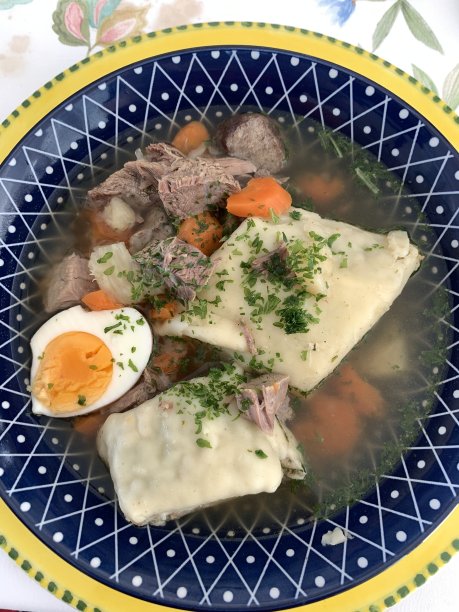 肉汤加斯瓦比亚馄饨和鸡蛋图片下载