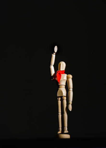 挥着手说你好的木制假人图片下载