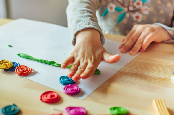 近距离的孩子们的手塑造彩色粘土图片下载