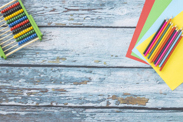 珠算和彩色铅笔图片下载