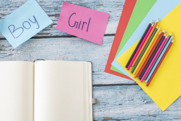 学习用品:笔记本、彩笔、彩纸图片下载