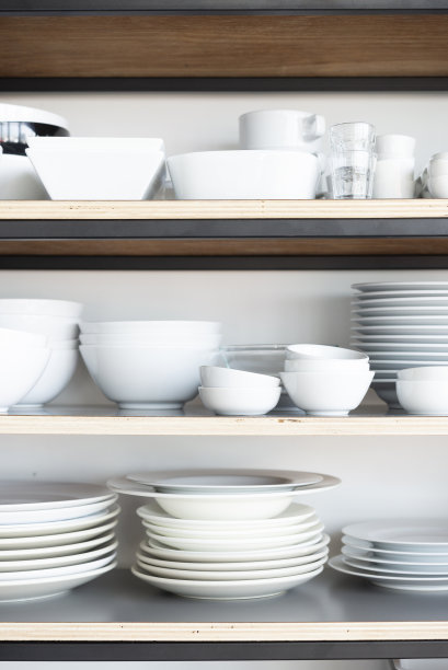 架子上有白色餐具图片下载
