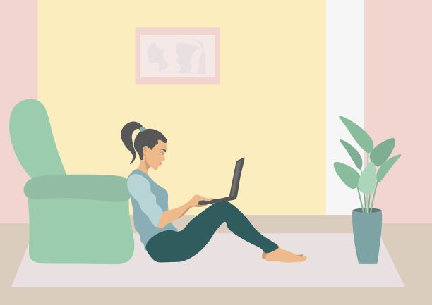 在家远程工作。那个女孩坐在沙发附近的地板上，手里拿着笔记本电脑。图片下载