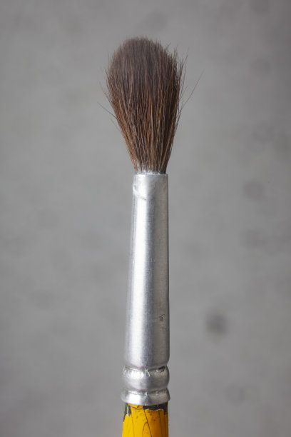 小刷子在灰色的背景图片下载