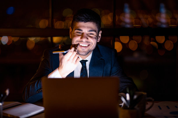 在办公室里使用智能手机语音助手的办公室经理图片下载