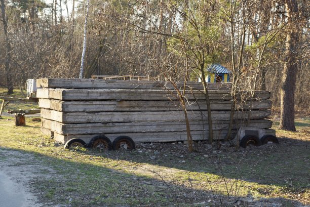 一排巨大的灰色混凝土板图片下载