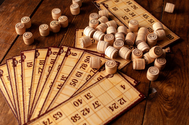 家庭复古有趣的乐透宾果游戏，手握一张卡片与数字图片下载