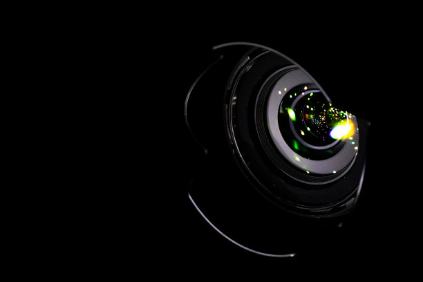 镜头反射照片快门上的闪光，摄像机孤立在黑色背景上。摄影设备中的光闪光效应。图片下载