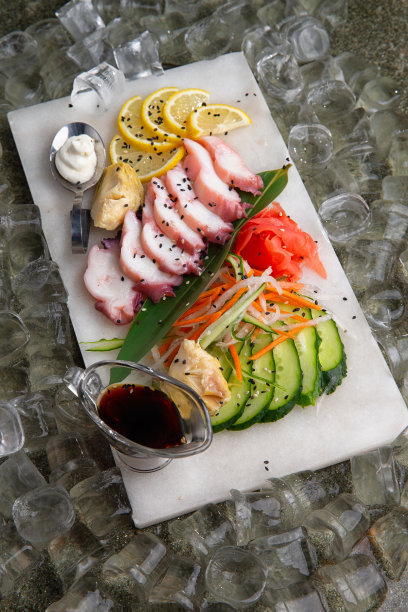 章鱼刺身，黄瓜，柠檬，酱油图片下载
