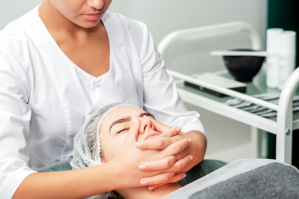 女人的头部按摩。图片下载