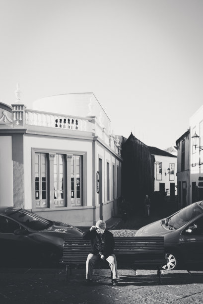 坐着环顾四周图片下载