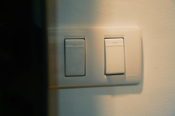 泰国灯开在墙上，两个按钮图片下载