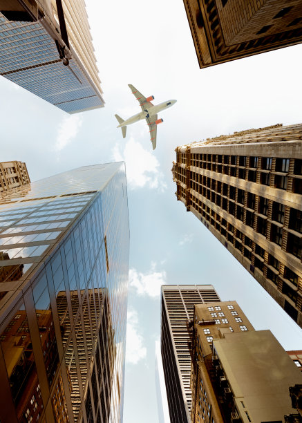 飞机飞过摩天大楼，曼哈顿下城，纽约市。图片下载