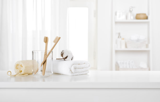 早晨卫生用品在白色的桌面散焦浴室图片下载