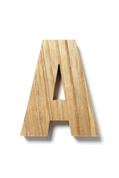 白色背景上的木制字母A图片下载