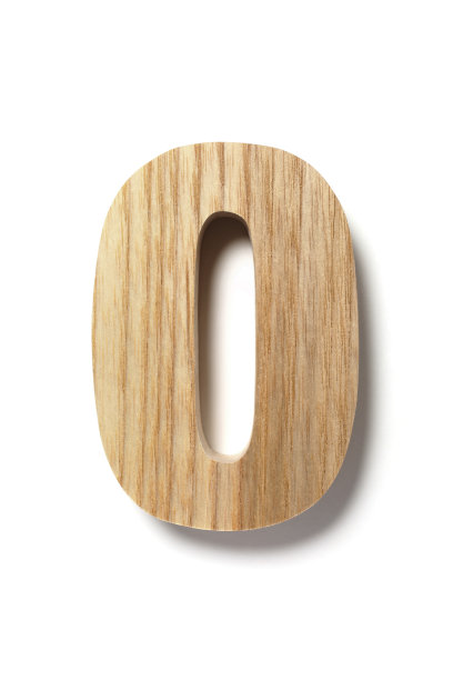 白色背景上的木制字母O图片下载