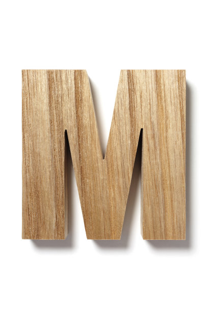 白色背景上的木制字母M图片下载