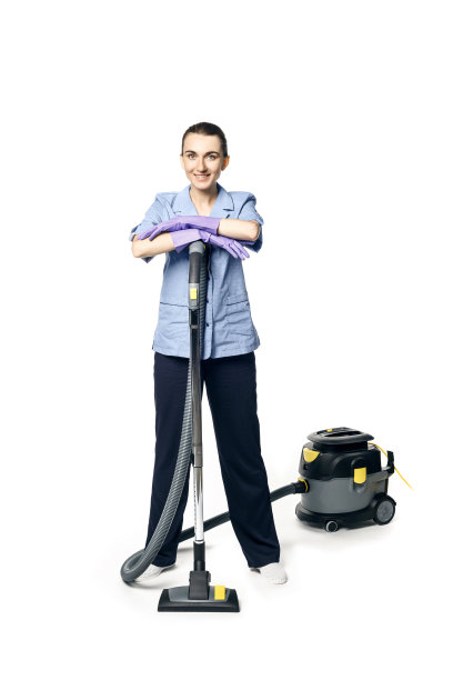 年轻漂亮的女人穿着女保洁员装微笑着准备吸尘，被孤立在白色的背景上。图片下载