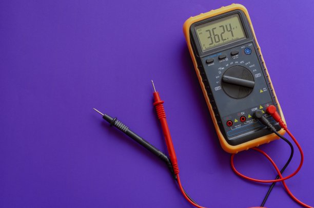 在丁香背景上的万用表。图片下载