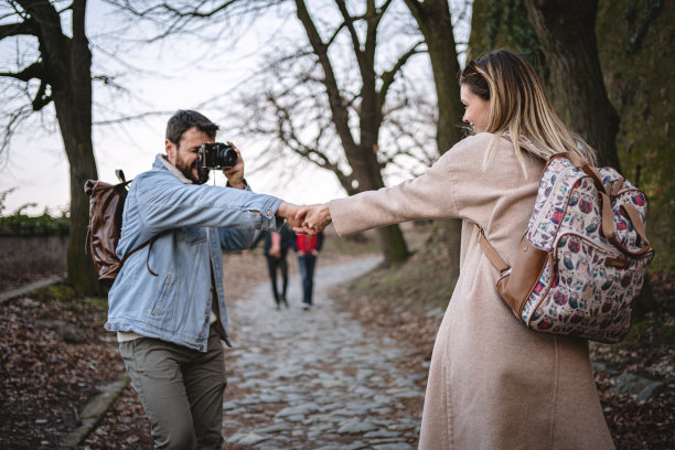 浪漫的男友在旅行时拍摄他快乐的女友图片下载