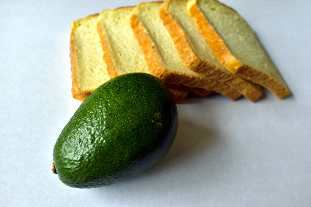 白色背景上烤面包用的小麦面包图片下载