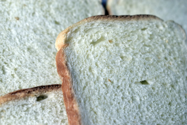 白色背景上烤面包用的小麦面包图片下载