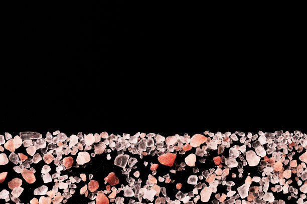 微距摄影喜马拉雅山盐孤立在黑色背景与复制空间图片下载