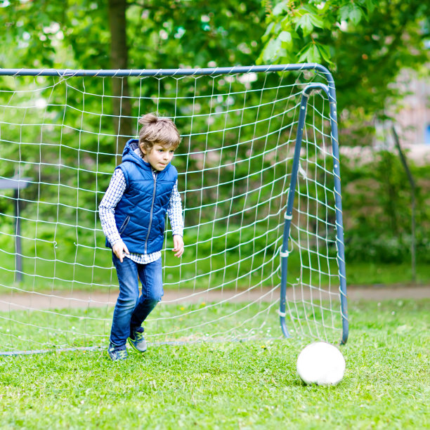 活跃的学校男孩踢足球和踢球。图片下载