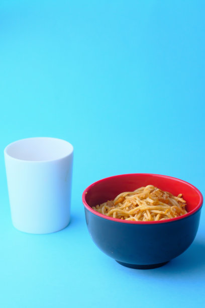 近距离的新鲜意大利面在碗上的桌子图片下载