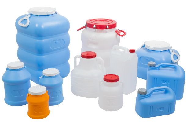 塑料罐和桶的水在一个白色孤立的背景图片下载