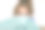 一个受惊吓的女人戴着防护面具和手套坐在家里图片下载