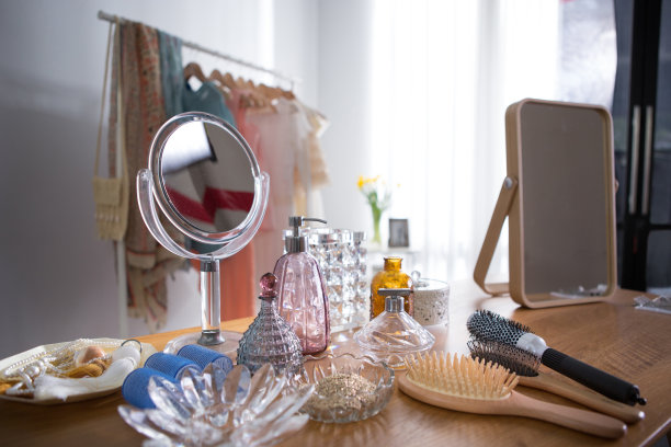 美容用品放在梳妆台上图片下载