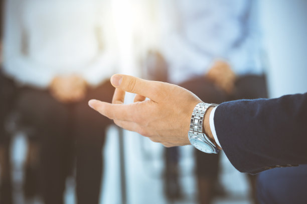 商人在阳光明媚的办公室里向一群人做演讲。演讲人对他的同事进行研讨会或商业培训。团队精神和教练理念图片下载